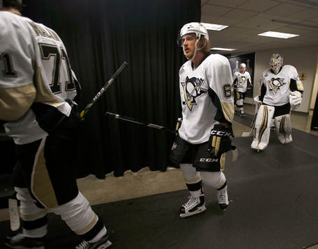 Pittsburgh Penguins left wing Carl Hagelin (62) walks off
