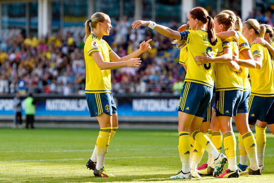 Sveriges Magdalena Eriksson jublar med lagkamraterna