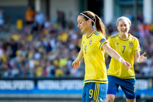 Sveriges Kosovare Asllani jublar
