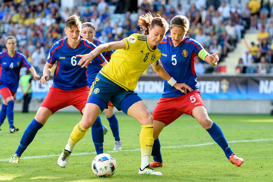 Sveriges Lotta Schelin och Moldaviens Natalia Munteanu och
