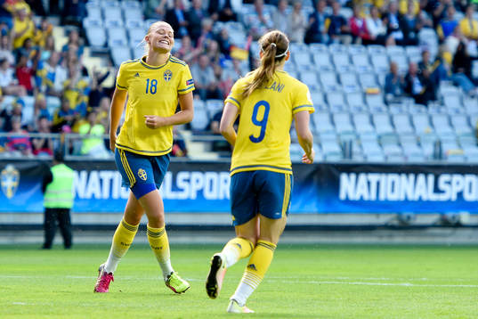 Sveriges Fridolina Rolfö och Kosovare Asllani jublar