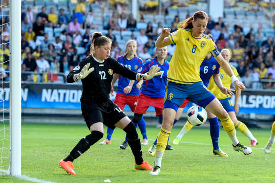 Moldaviens målvakt Anna Zatusevscaia och Sveriges Lotta