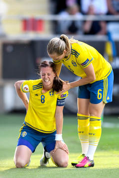 Sveriges Lotta Schelin ses till av Magdalena Eriksson