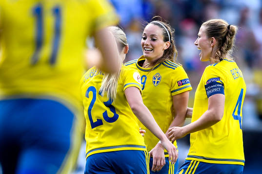 Sveriges Kosovare Asllani jublar