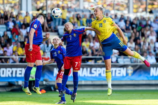 Sveriges Fridolina Rolfö nickar mot mål