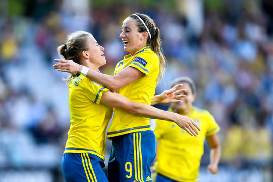 Sveriges Emma Berglund och Kosovare Asllani jublar