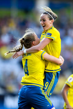 Sveriges Emma Berglund och Kosovare Asllani jublar