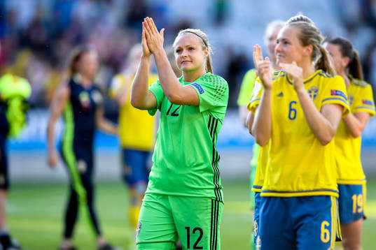 Sveriges målvakt Hilda Carlén tackar publiken