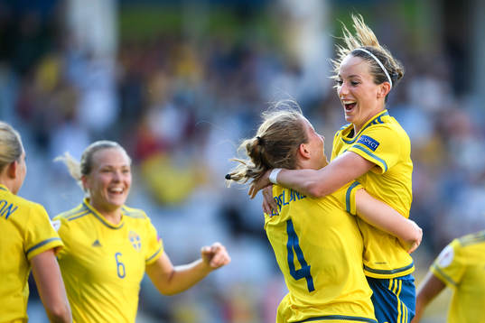 Sveriges Emma Berglund och Kosovare Asllani jublar