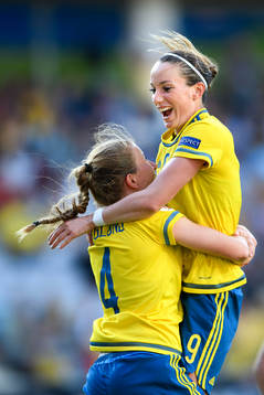 Sveriges Emma Berglund och Kosovare Asllani jublar
