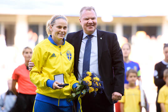 Sveriges Lisa Dahlkvist får en utmärkelse av Svenska
