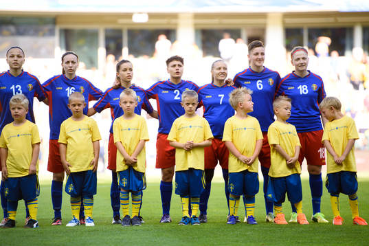 Moldaviens spelare vid lineup innan EM-kvalmatchen i
