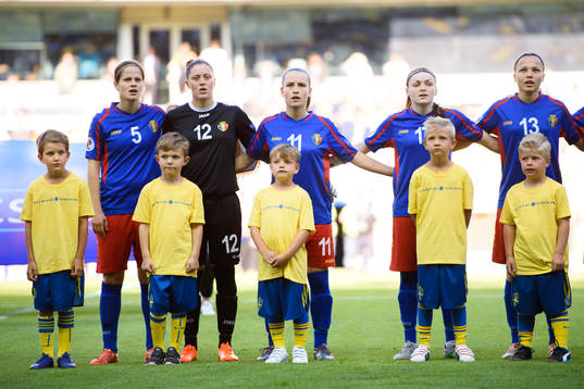 Moldaviens spelare vid lineup innan EM-kvalmatchen i