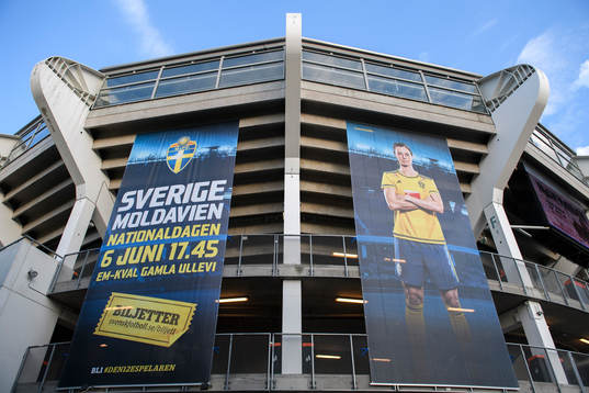 En vepa med en bild på Sveriges Lotta Schelin hänger