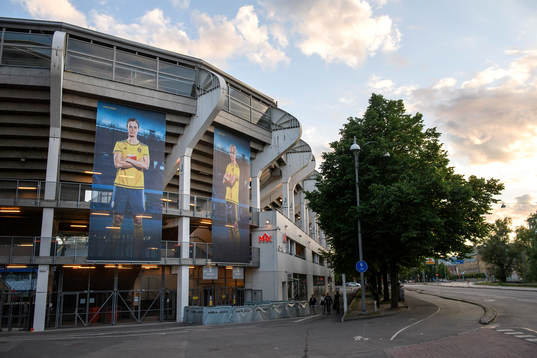 Två vepor med bilder på Sveriges Lotta Schelin och