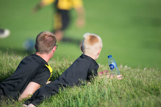 Far och son i matchen för pojkar födda 2002 mellan IFK