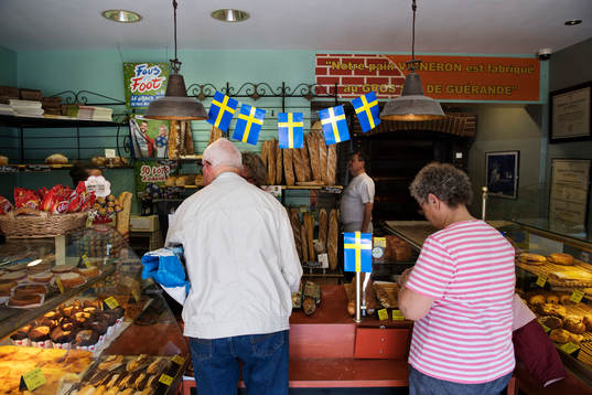 Sverigeflaggor i ett bageri