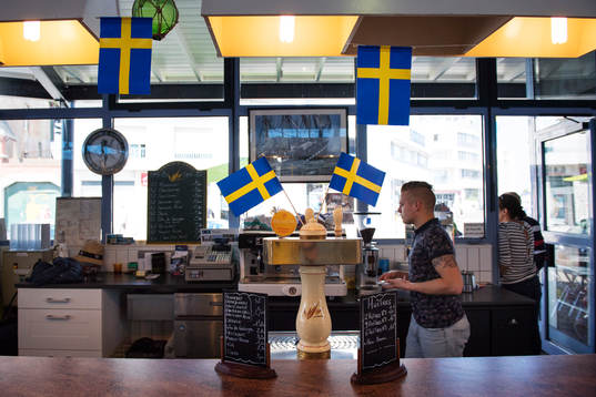 Sverigeflaggor i en bar