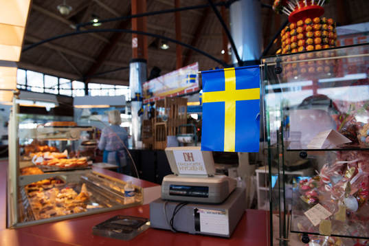 Sveriges flagga i en butik