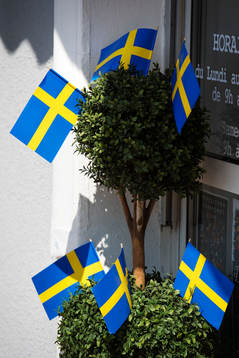 Sverigeflaggor utanför en butik