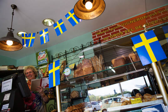 Sverigeflaggor i ett bageri