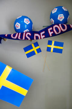 Sverigeflaggor och fotbollar i ett bageri