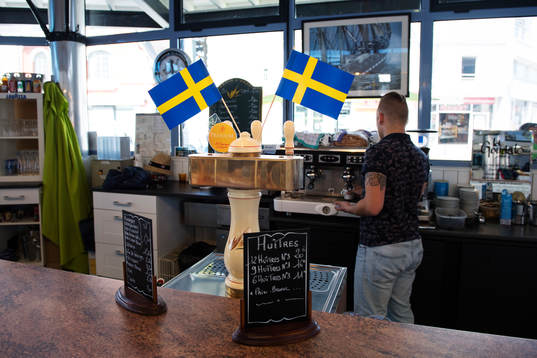 Sverigeflaggor i en bar