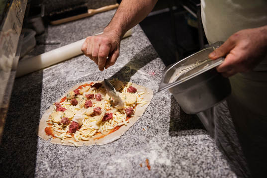 Pizzabagaren Philippe Kervella lagar en pizza kallad "Pizza