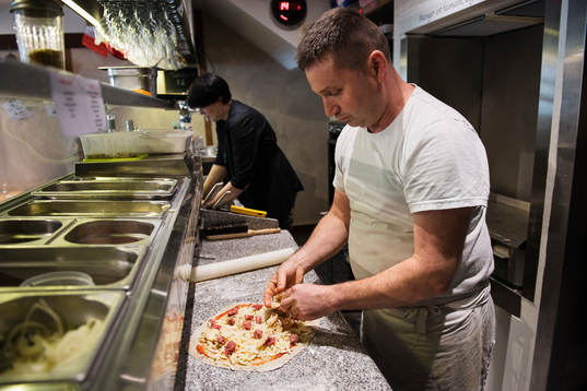 Pizzabagaren Philippe Kervella lagar en pizza kallad "Pizza