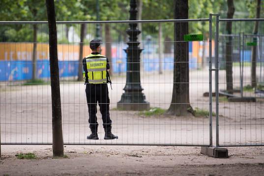 Säkerhetspersonal inne i fan zone