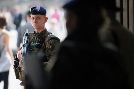 Militärer utanför Louvren