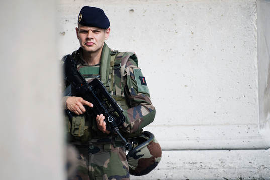 Militärer utanför Louvren