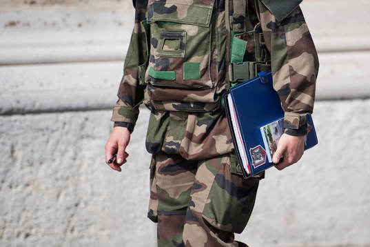Militärer utanför Louvren