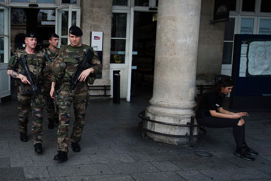 Militärer utanför tågstationen Gare de l'est