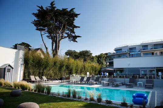 Ett poolområde på Sveriges hotell Relais Thalasso -