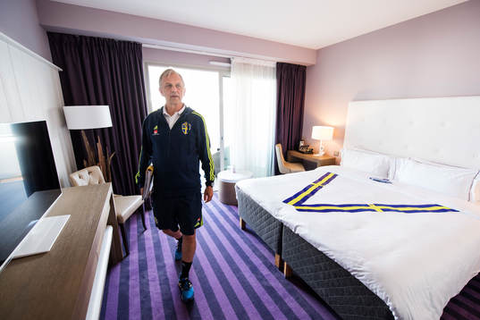 Landslagschef Lars Richt visar ett hotellrum