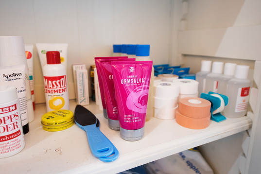 Ormsalva och andra liniment i ett skåp