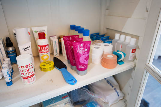 Ormsalva och andra liniment i ett skåp