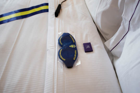 En ögonbindel i ett hotellrum