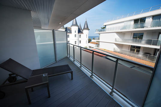 En balkong i anslutning till ett hotellrum