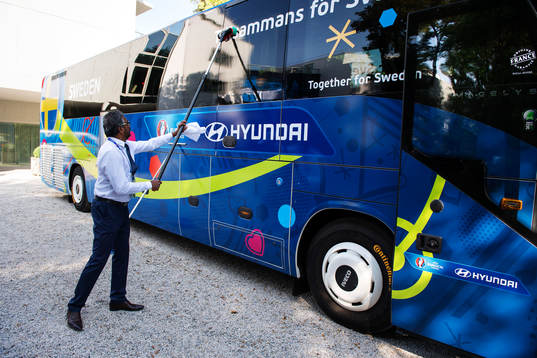 En man tvättar lagbussen