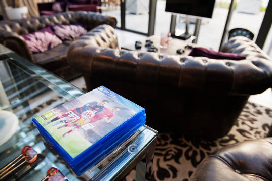 Sällskapsyta med tv-spelet Fifa 16