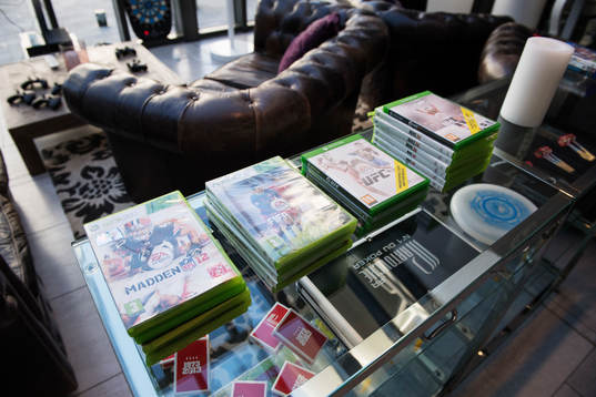 Sällskapsyta med tv-spel såsom Madden, Fifa, UFC och NHL