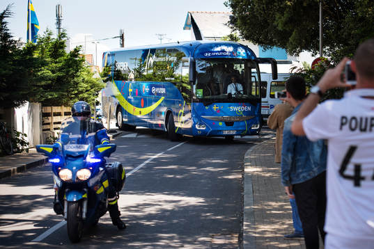 Sveriges lag anländer i sin spelarbuss till sitt hotell