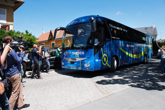Sveriges lag anländer i sin spelarbuss till sitt hotell