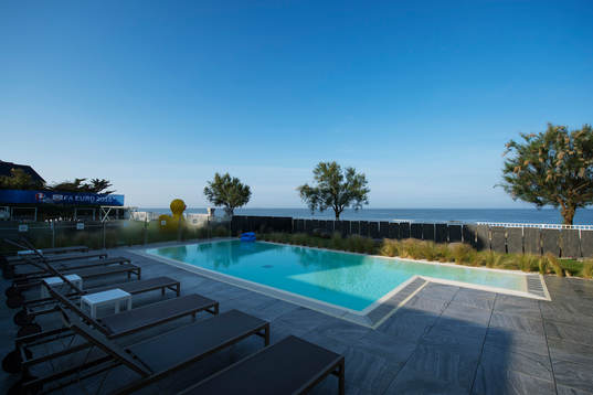 Ett poolområde på Sveriges hotell Relais Thalasso -