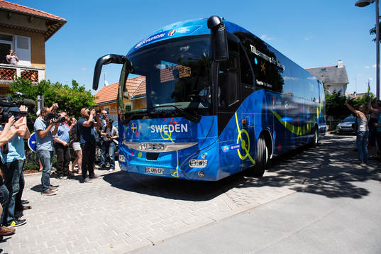 Sveriges lag anländer i sin spelarbuss till sitt hotell