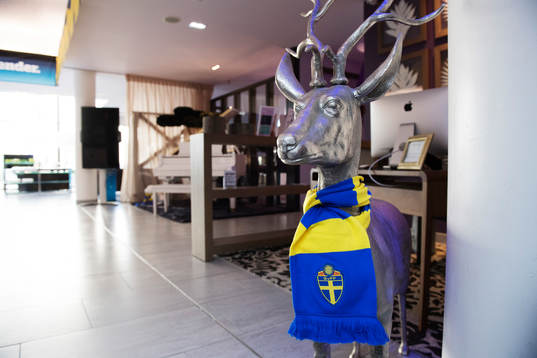 En prydnad i form av ett rådjur med en svensk flagga