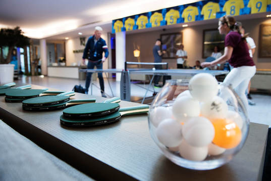 Sällskapsyta med biljardbord, pingisracket och pingisbollar