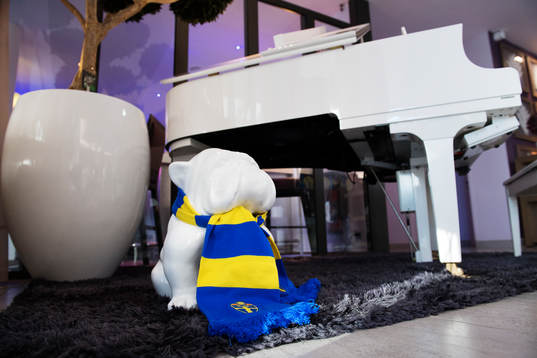En prydnad i form av en hund med en svensk flagga